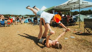 Zwei Festivalbesucherinnen Turnen auf dem Campingplatz. (Foto: MxM Photo)