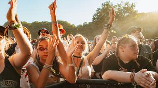 Junfe Frauen in der ersten Reihe feiern mit (Foto: MxM Photo)