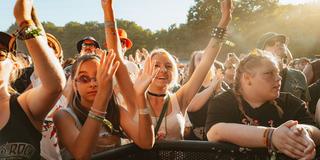 Junge Frauen in der ersten Reihe feiern mit (Foto: MxM Photo)