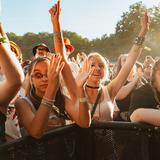 Junfe Frauen in der ersten Reihe feiern mit (Foto: MxM Photo)