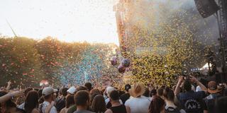 Konfettiregen vor der Bühne. (Foto: MXM Photo)