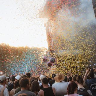 Konfettiregen vor der Bühne. (Foto: MXM Photo)