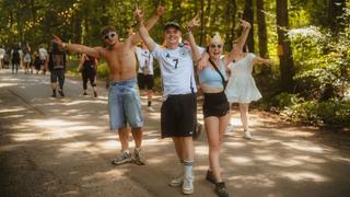 Eine gruppe junger Leute steht auf einem Waldweg und posen zur Kamera. (Foto: MXM Photo)