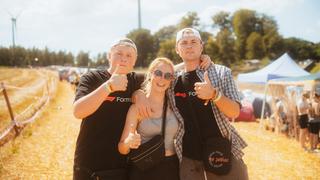 Zwei Jungs und ein Mädchen stehten zusamme und lachen in die Kamera. (Foto: MXM Photo)