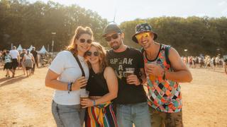 Zwei Frauen und zwei Männer halten sich im Arm. (Foto: MxM Photo)