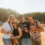 Zwei Frauen und zwei Männer halten sich im Arm. (Foto: MxM Photo)