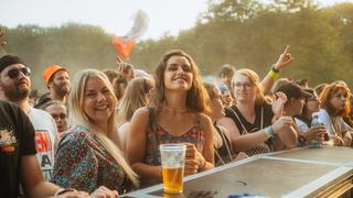 Zwei Mädels in der ersten Reihe lächeln in die Kamera (Foto: MxM Photo)