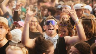 Ein Mann mit Sonnenbrille zeigt mit beiden Händen das Heavy Metal-Zeichen (Foto: MxM Photo)