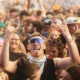 Ein Mann mit Sonnenbrille zeigt mit beiden Händen das Heavy Metal-Zeichen (Foto: MxM Photo)