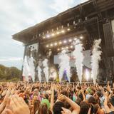 Das Publikum feiert vor der Hauptbühne  (Foto: MxM Photo)