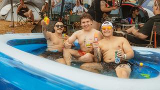 Drei Jungs sitzen in einem kleinen Pool, (Foto: MxM Photo)