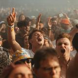 Blick in die Menge beim Feiern vor der Bühne. (Foto: MxM Photo)