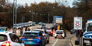 Polizeiabsperrung der Camphauser Straße zum Ludwigsparkstadion (Foto: SR/Sebastian Knöbber)