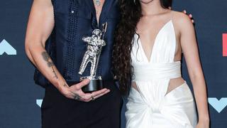 Shawn Mendes hält einen Award in der Hand, neben ihm steht Camila Cabello. (Foto: DPA)