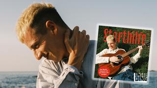 Shelter Boy steht am Meer und schaut zur Seite. Rechts daneben ist das Starthilfe-Cover mit ihm zu sehen. (Foto: Dominik Friess)