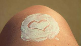 Sonnencreme auf einem Knie (Foto: pixabay.com)