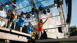 Die Moderatoren auf der Bühne begrüßen das Publikum. (Foto: UNSERIDNG)