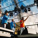 Die Moderatoren auf der Bühne begrüßen das Publikum. (Foto: UNSERIDNG)