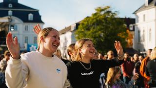Zwei junge Frauen tanzen vor der Bühne. (Foto: UNSERIDNG)