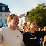 Zwei junge Frauen tanzen vor der Bühne. (Foto: UNSERIDNG)