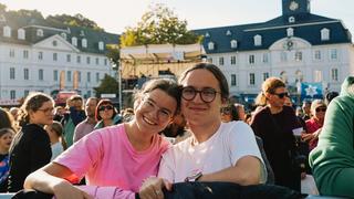 Zwei junge Frauen in der ersten Reihe. (Foto: UNSERIDNG)