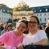 Zwei junge Frauen in der ersten Reihe. (Foto: UNSERIDNG)