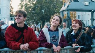 Drei junge Leute in der ersten Reihe (Foto: UNSERDING)