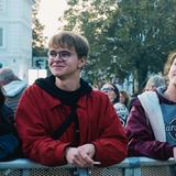 Drei junge Leute in der ersten Reihe (Foto: UNSERDING)