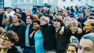 Eine Gruppe von Jungs stehen eng zusammen in einer Reihe  (Foto: UNSERDING)