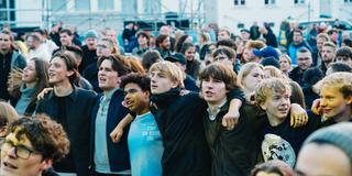 Eine Gruppe von Jungs stehen eng zusammen in einer Reihe  (Foto: UNSERDING)