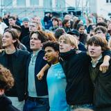 Eine Gruppe von Jungs stehen eng zusammen in einer Reihe  (Foto: UNSERDING)