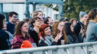 Bild vom Publikum vo der Bühne (Foto: UNSERDING)