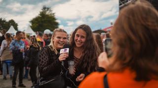 Zwei Mädels werden interviewt und halten ein Mikro in der Hand (Foto: SR UNSERDING)