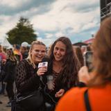 Zwei Mädels werden interviewt und halten ein Mikro in der Hand (Foto: SR UNSERDING)