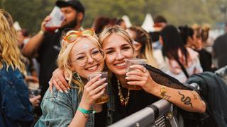 Zwei Mädels stehen am Wellenbrecher und smilen (Foto: SR UNSERDING)