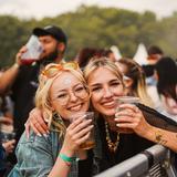 Zwei Mädels stehen am Wellenbrecher und smilen (Foto: SR UNSERDING)