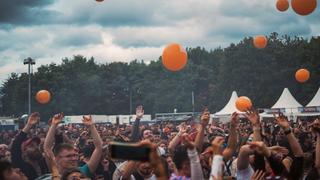 Ballons fliegen über der Publikum (Foto: SR UNSERDING)