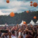 Ballons fliegen über der Publikum (Foto: SR UNSERDING)