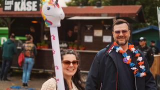 Eine Frau hält ein aufgeblasenes Einhorn nach oben. (Foto: SR UNSERDING)