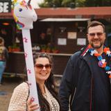 Eine Frau hält ein aufgeblasenes Einhorn nach oben. (Foto: SR UNSERDING)