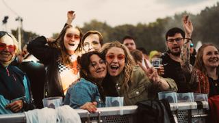 Zwei Mädels stehen in der ersten Reihe und haben sich im Arm. (Foto: SR UNSERDING)