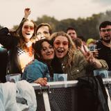Zwei Mädels stehen in der ersten Reihe und haben sich im Arm. (Foto: SR UNSERDING)