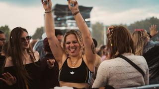 Eine Frau tanzt und reißt die Hände in die Luft.  (Foto: SR UNSERDING)