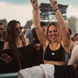 Eine Frau tanzt und reißt die Hände in die Luft.  (Foto: SR UNSERDING)