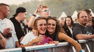 Zwei Mädels stehen hinterm Wellenbrecher und lachen in die Kamera. (Foto: SR UNSERDING)