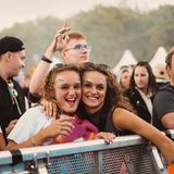 Zwei Mädels stehen hinterm Wellenbrecher und lachen in die Kamera. (Foto: SR UNSERDING)