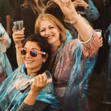 Zwei Frauen tanzen in ihren Regenponchos (Foto: SR UNSERDING)