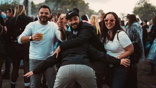Ein Mann streckt seinen Popo in die Kamera, dahinter stehen seine Freunde und lachen (Foto: SR UNSERDING)