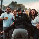 Ein Mann streckt seinen Popo in die Kamera, dahinter stehen seine Freunde und lachen (Foto: SR UNSERDING)