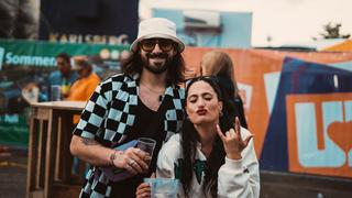 Ein Mann und eine Frau feiern und posen in die Kamera. (Foto: SR UNSERDING)